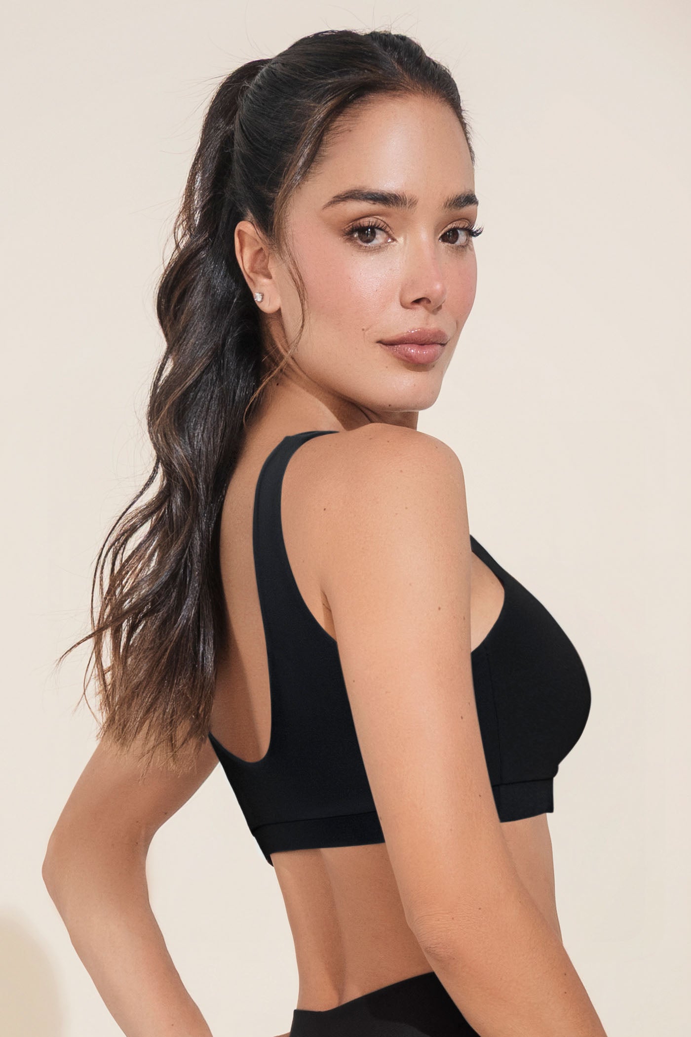 AC-07-TOPDEPORTIVO-POSTERIOR-NEGRO-CAROL-CACTIVE.jpg